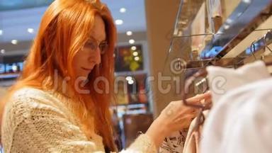 一位在服装店戴眼镜的女士选择了一种服装购物的概念